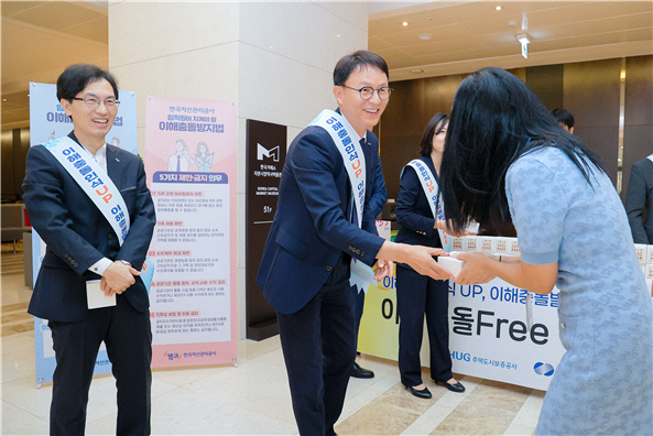 김서중 캠코 부사장이 12일 부산국제금융센터(BIFC) 1층 로비에서 출근 중인 공공기관 직원에게 청렴 쿠키를 배부하고 있다. [캠코 제공]